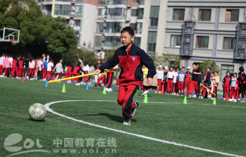 幼儿园两人三足游戏规则_两人两足游戏的好处_幼儿两人协作足球游戏