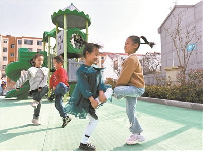 体育游戏斗鸡目标,培养幼儿平衡力与团队协作精神的体育活动
