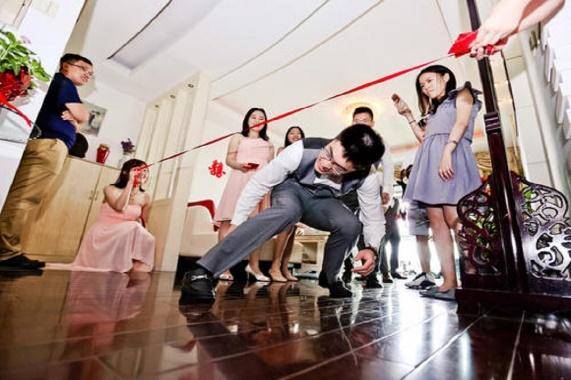 接亲花裤子游戏,趣味横生的传统婚俗体验
